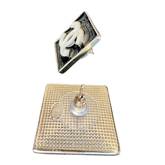 Black and White Statement CHANEL Stud Earrings Autumn 2021 (CHXX030) - Picture 4 of 5